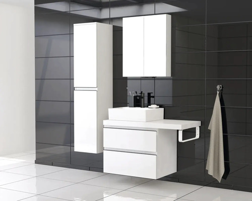 Moderne badkamer met wastafelonderkast, spiegelkast en hoge kast.