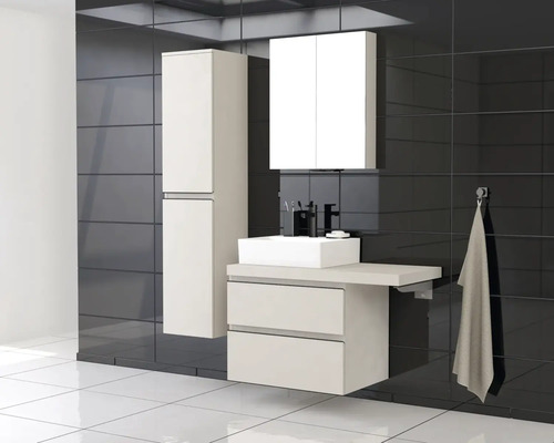 Moderne badkamer met wastafel, spiegelkast en hoge kast tegen een donkere tegelachtergrond.