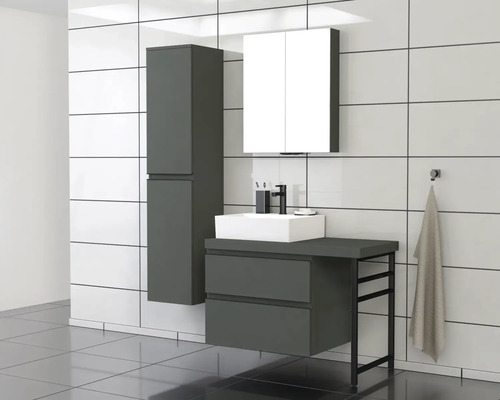 Badkamer met wastafel, spiegelkast en hoge kast