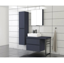 Moderne badkamer met wastafel, spiegelkast en hoge kast voor opslag