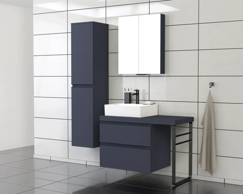 Moderne badkamer met wastafel, spiegelkast en hoge kast voor opslag
