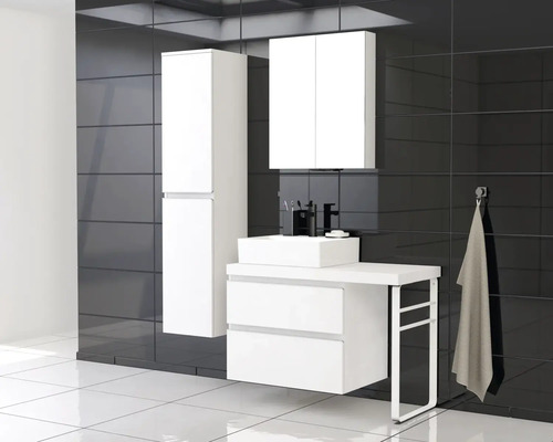 Moderne badkamer met wastafel, onderkast, spiegelkast en hoge kast tegen een donkere wand