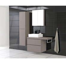Moderne badkamer met wastafel, spiegelkast en hoge kast