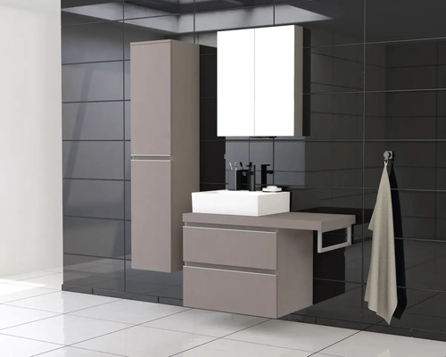 Moderne badkamer met wastafel, spiegelkast en hoge kast