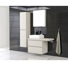 Moderne badkamer met wastafel, spiegelkast en hoge kast