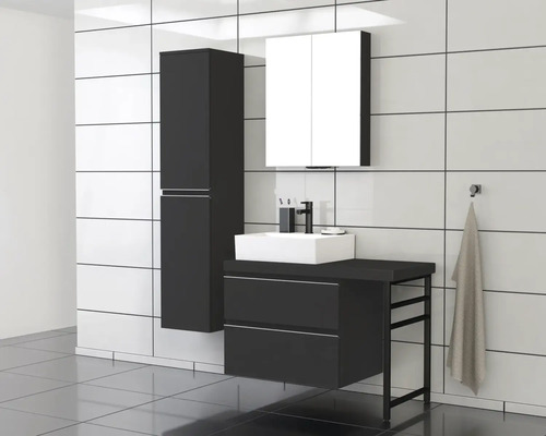 Moderne badkamer met wastafel, spiegelkast en hoge kast