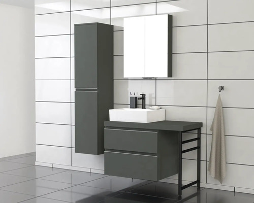 Moderne badkamer met wastafel, spiegelkast en hoge kast voor een nette en heldere sfeer