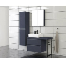 Badkamer met wastafel, spiegelkast en hoge kast voor een wit betegelde wand