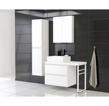 Moderne badkamer met wit wastafelmeubel, spiegelkast en hoge kast tegen een zwarte tegelachtergrond.