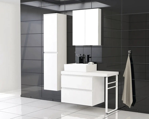 Moderne badkamer met wit wastafelmeubel, spiegelkast en hoge kast tegen een zwarte tegelachtergrond.