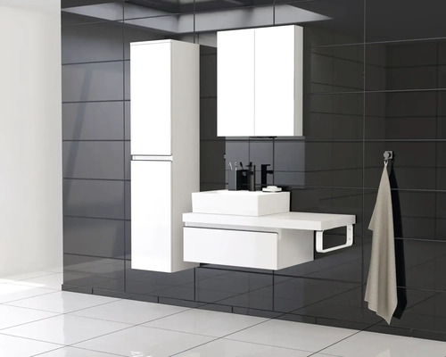 Moderne badkamer met wastafel, onderkast, spiegelkast en hoge kast voor een zwarte tegelwand