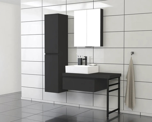 Badkamer met wastafel, spiegelkast en hoge kast voor een wit betegelde wand