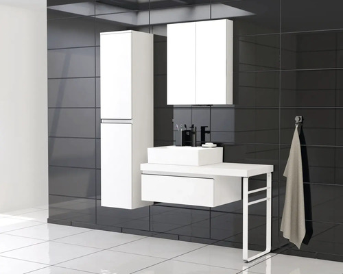 Moderne badkamer met witte wastafel, hoge kast en spiegelkast tegen een donkere tegelachtergrond