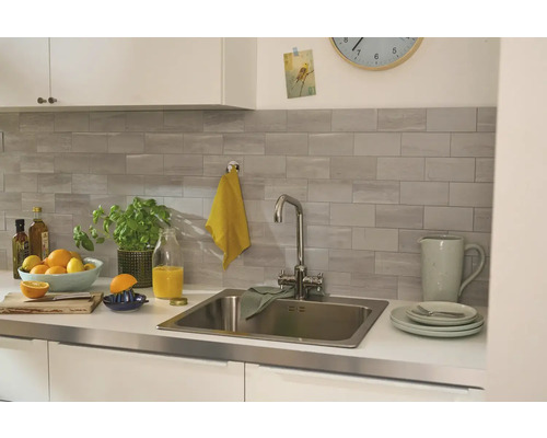 Lichte keuken met gootsteen, kraan en keukengerei