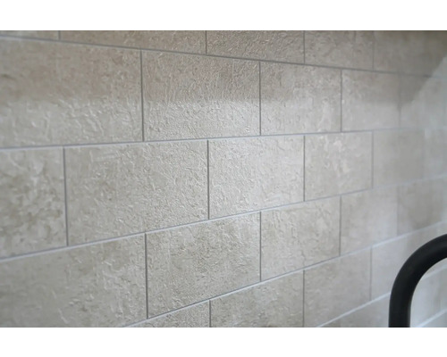 Close-up van een rechthoekige wandtegel.