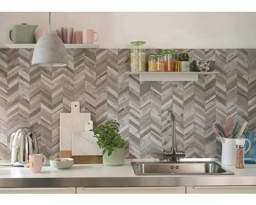 Keukenscène met gootsteen, kraan, keukengerei en planken voor een wand met visgraatmotief