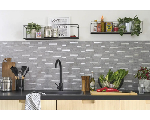 Keukenscène met wasbak, kraan, planken en tegelachterwand