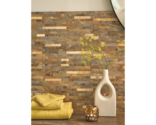 Wanddecoratie met steenstrips in steenlook en decoratieve lijsten