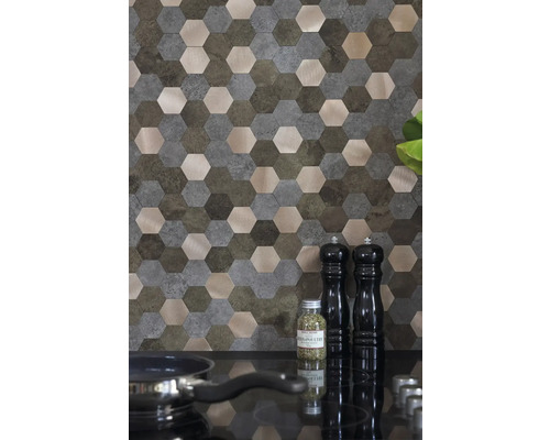 Wanddecoratie met zeshoekige mozaïektegels in verschillende kleuren en texturen in de keuken.