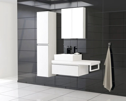 Moderne badkamerset met wastafel, spiegelkast en hoge kast