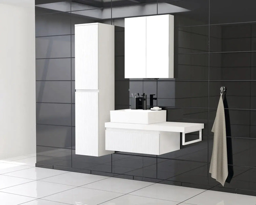 Moderne badkamer met wastafelonderkast, spiegelkast en hoge kast tegen een donkere wandtegel