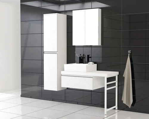 Moderne badkamer met wastafelonderkast, spiegelkast en hoge kast