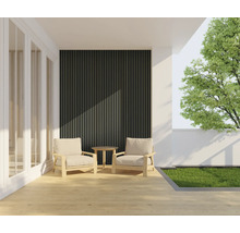 Terras met twee fauteuils, tafel en houten lambrisering