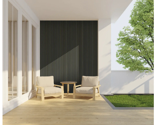 Terras met twee fauteuils, tafel en houten lambrisering