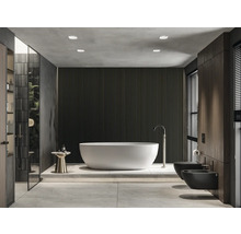 Moderne badkamer met vrijstaand bad, toilet en bidet.