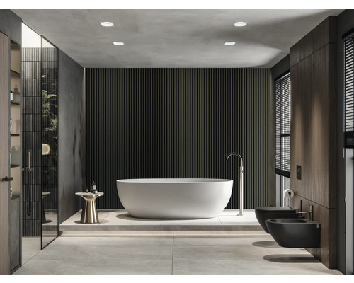 Moderne badkamer met vrijstaand bad, toilet en bidet.