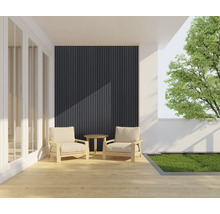 Terras met twee fauteuils, een tafel en wandbekleding