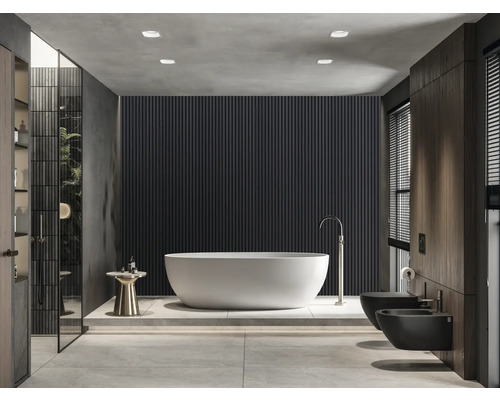 Moderne badkamer met vrijstaand bad, toilet en bidet