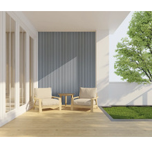 Terras met twee fauteuils, een kleine tafel en een verticaal gestreepte wand