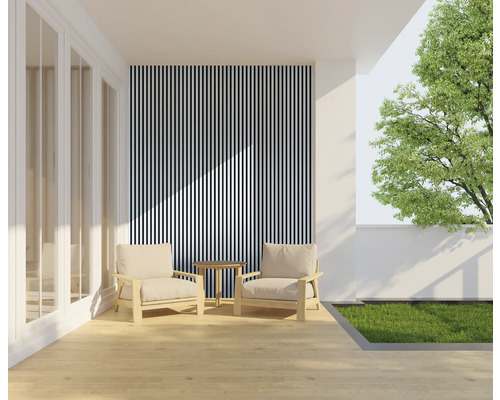 Terras met twee fauteuils, een kleine tafel en een verticaal gestreepte wand