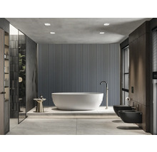 Badkamer met vrijstaand bad, toilet en bidet