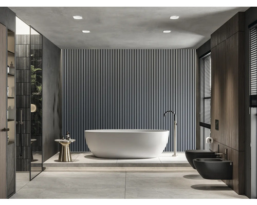 Badkamer met vrijstaand bad, toilet en bidet