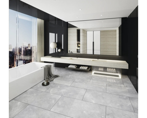 Moderne badkamer met ligbad, wastafel en grote spiegel