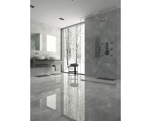 Moderne badkamer met inloopdouche, wastafelmeubel met twee wastafels en groot raam met uitzicht op een besneeuwd winterlandschap.