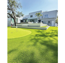 Scene met een modern huis en een groene golfbaan