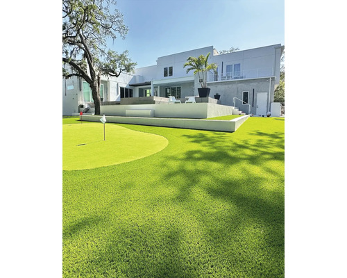 Scene met een modern huis en een groene golfbaan