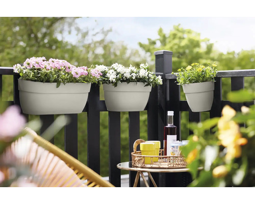 Scene met balkonbakken met bloemen, tafel en drankjes