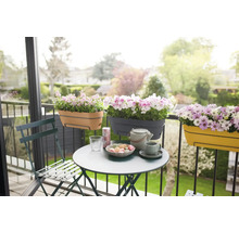 Decoratief balkon met bloembakken, tafel en stoel voor een gezellige sfeer