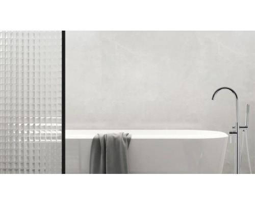 Moderne badkamer met vrijstaand bad, kraan en gestructureerde glazen wand