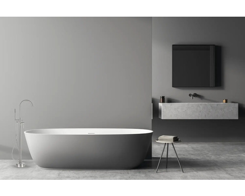 Badkamer met vrijstaand bad, wastafel en spiegel