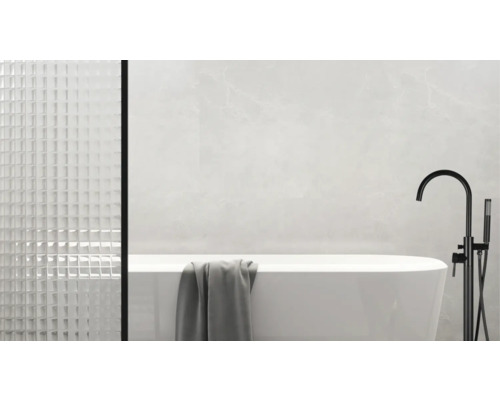 Badkamer met vrijstaand bad, kraan en glazen tegels