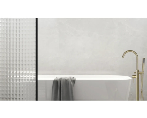 Moderne badkamer met vrijstaand bad, gouden kraan en gestructureerde tegels