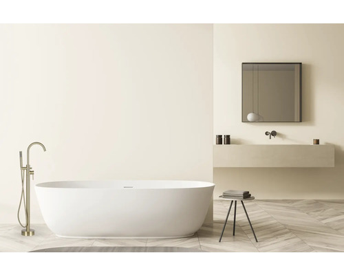 Moderne badkamer met vrijstaand bad, wastafel en spiegel
