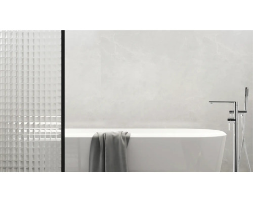 Moderne badkamer met vrijstaand bad, kraan en gestructureerde muur