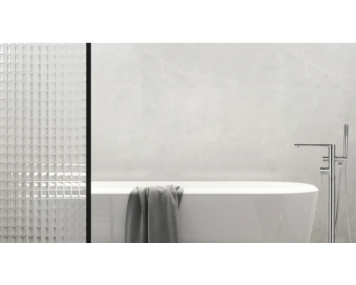 Badkamer met vrijstaand bad, kraan en glastegels met structuur