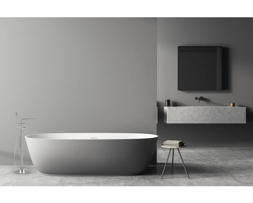 Moderne badkamer met vrijstaand bad, wastafel en spiegel